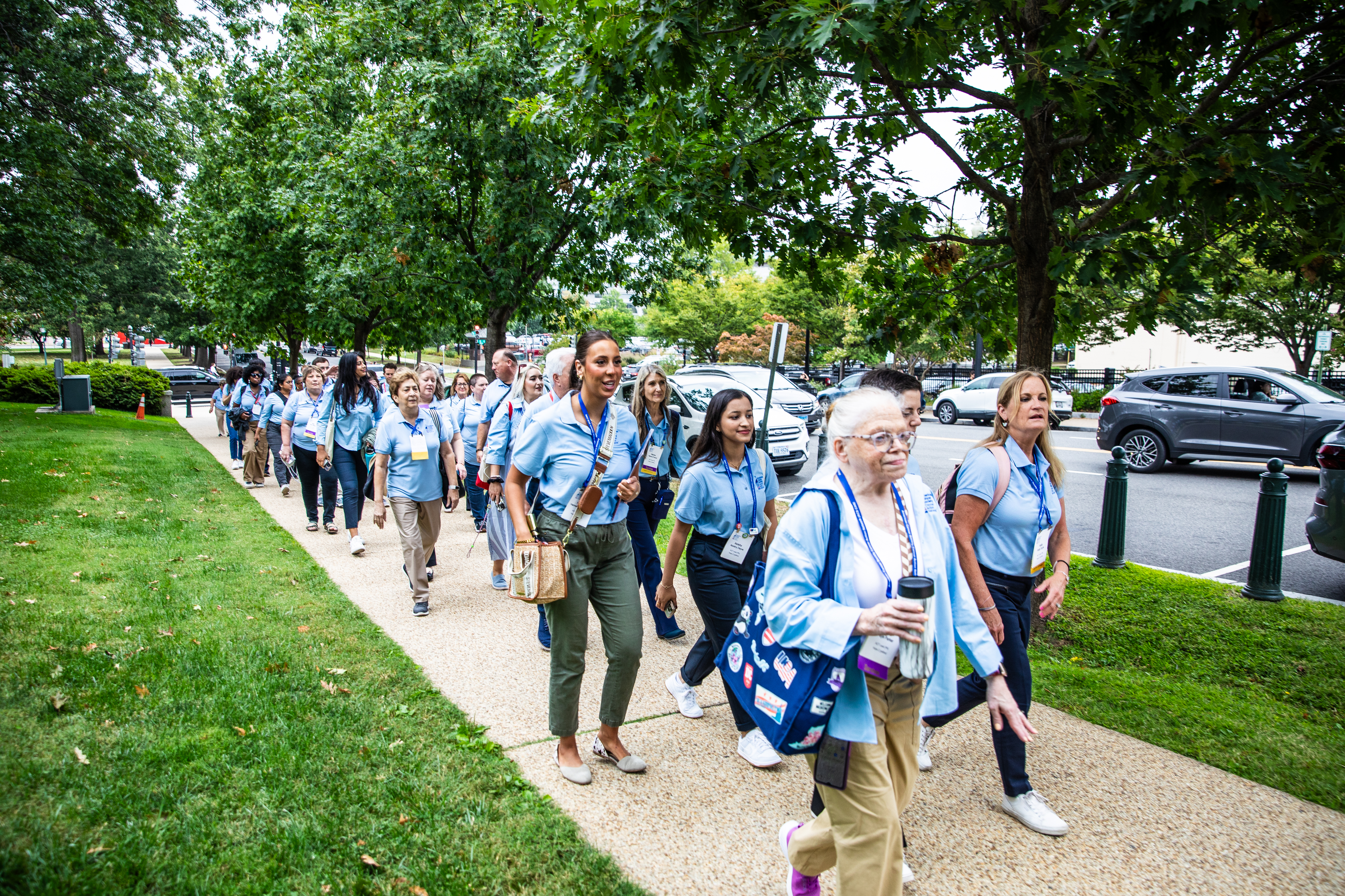 volunteers walking to the capitol